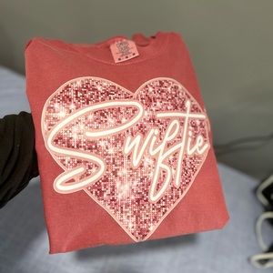 SWIFTIE ❤️ unisex fit, Comfort Colors, color crimson, size md & lg